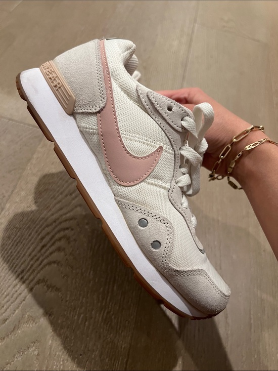Nike Shoes - Nike Women’s White & Blush Retro Runner Sneaker